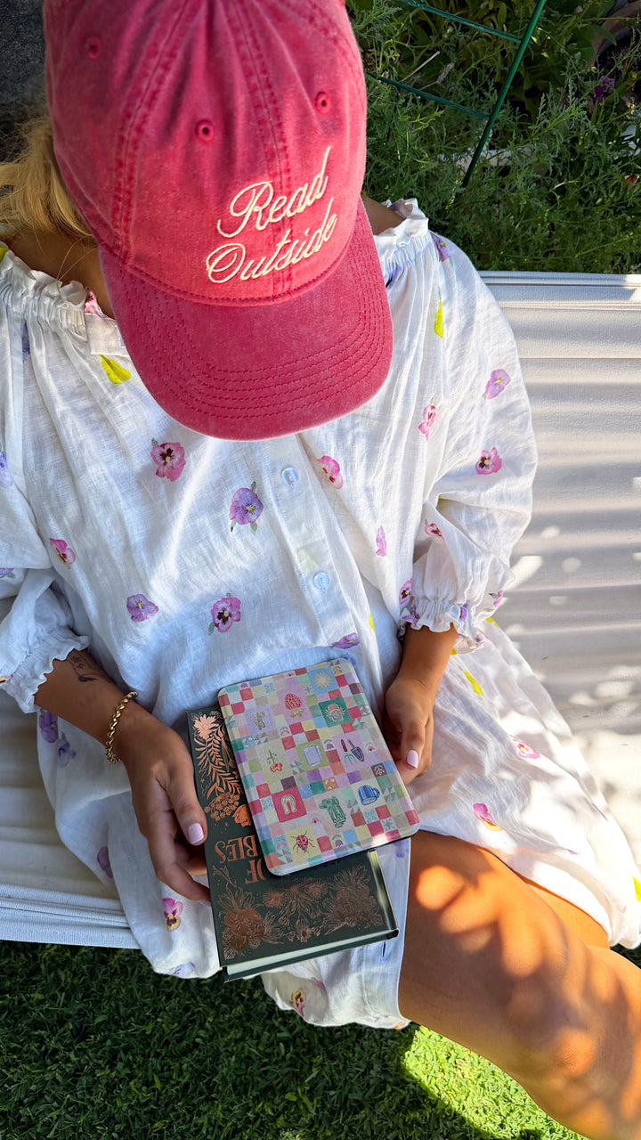 Read Outside Hat