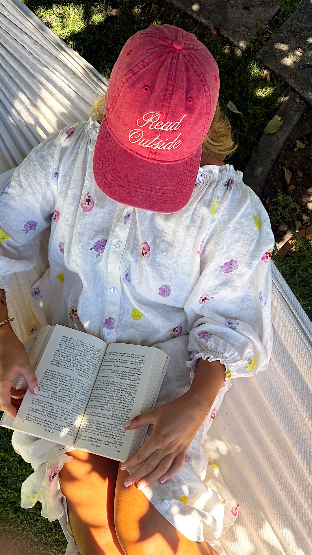 Read Outside Hat